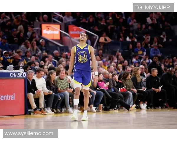 勇士当家后卫汤普森生日助阵青训营，与球迷亲密互动